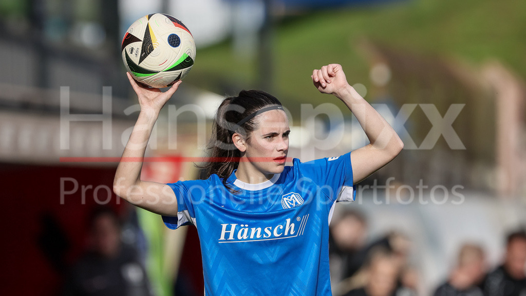 Fussball, 2. Frauen-Bundesliga, SV Meppen - FSV Gütersloh 2009 | v.li.: Marie Bleil (SV Meppen, 7) beim Einwurf, Aktion, Action, Spielszene, Portrait, Nahaufnahme, Einzelfoto, Einzelbild, DIE DFB-RICHTLINIEN UNTERSAGEN JEGLICHE NUTZUNG VON FOTOS ALS SEQUENZBILDER UND/ODER VIDEOÄHNLICHE FOTOSTRECKEN. DFB REGULATIONS PROHIBIT ANY USE OF PHOTOGRAPHS AS IMAGE SEQUENCES AND/OR QUASI-VIDEO.