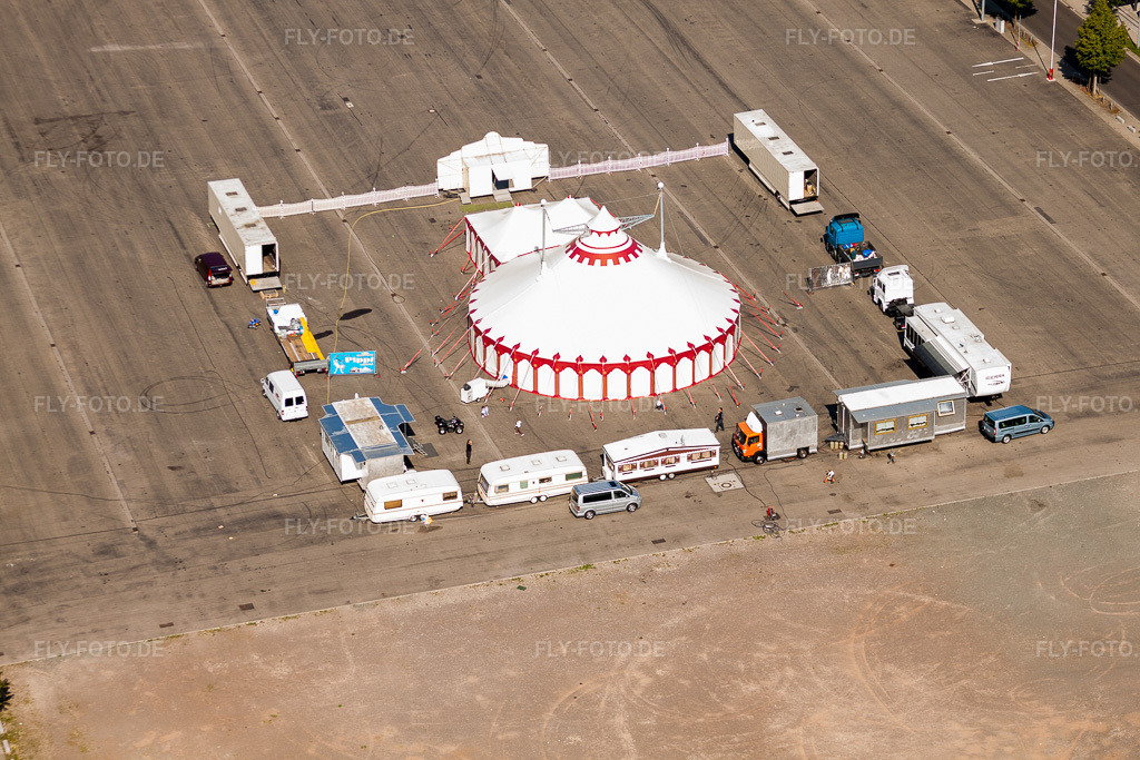 Luftbild: Circus- Zelt des Zirkus Sperlich's Märchentheater auf dem Messplatz in der Pfalz im Ortsteil Queichheim in Landau im Bundesland Rheinland-Pfalz in Deutschland. Foto: IMG_27371.jpg vom 23.05.2010 durch Werner Riehm/FLY-FOTO.de
