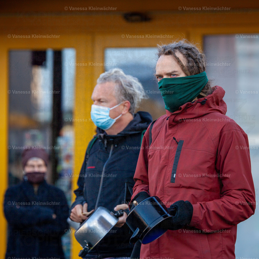 201105 StopHeimstadenAGH-7 | Mit einer Lärmkundgebung in der Nähe des Abgeordnetenhauses von Berlin protestieren Mieter*innen am 5.11.2020 gegen einen Verkauf ihrer Häuser an den Schwedischen Investor Heimstaden. - Realisiert mit Pictrs.com