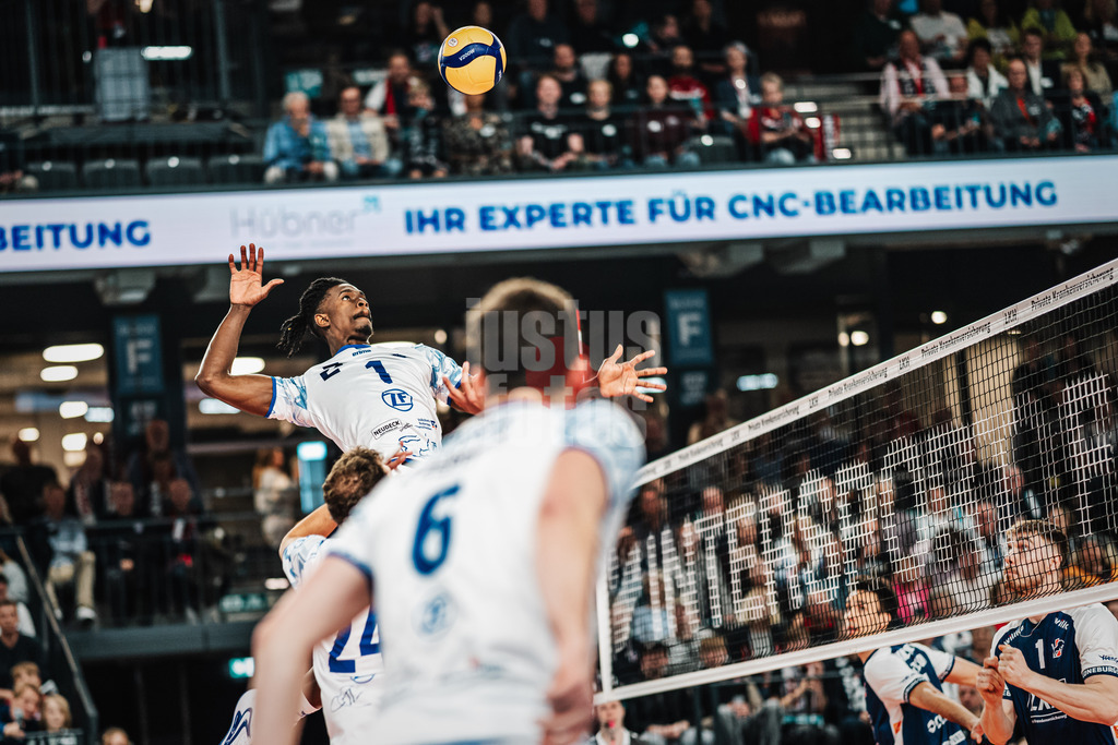 Volleyball | Herren | Saison 2024/2025 | 1. Volleyball Bundesliga Männer | Halbfinale | SVG Lüneburg vs. VfB Friedrichshafen | 05.04.2025 | Jose Israel Masso Alvarez (#1, VfB Friedrichshafen) beim Angriff