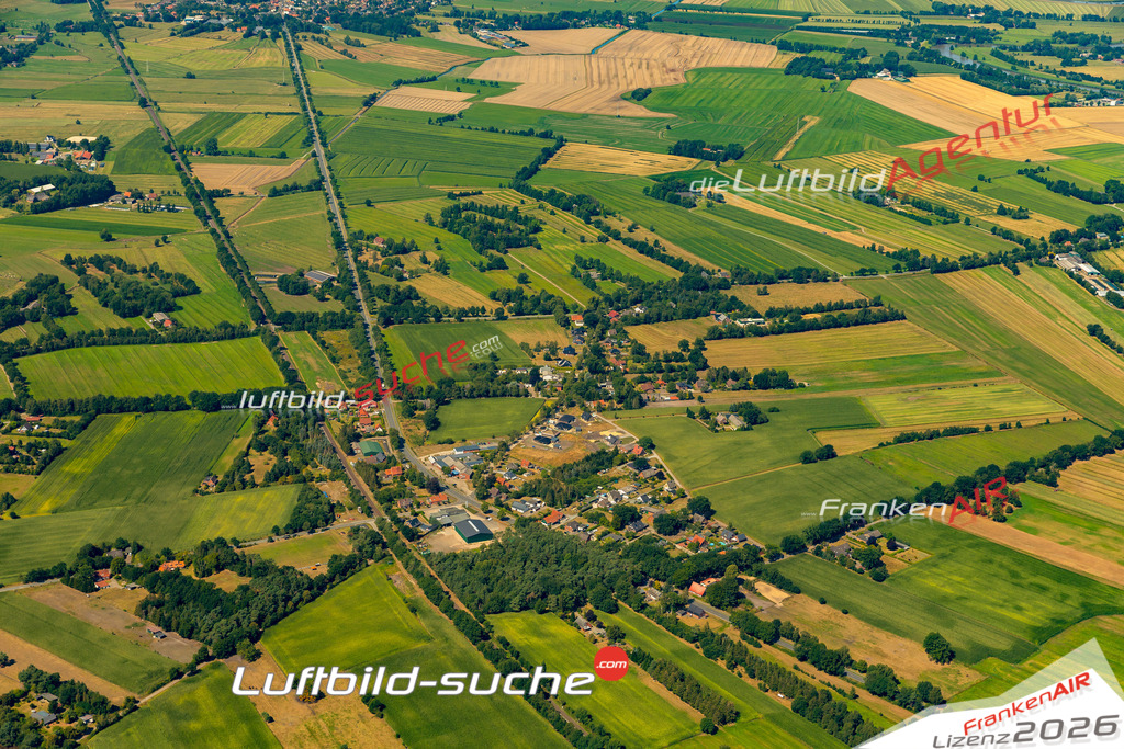Aktuelles Luftbild von Bornberg Hechthausen - Die Luftaufnahme wurde 2022 mittels UL-Flugzeug erstellt ( keine Drohne ) - hochauflösende Kamera-Systeme von  Canon -Beste Qualität - Für grossformatige Ausdrucke geeignet. Die Geschenkidee !