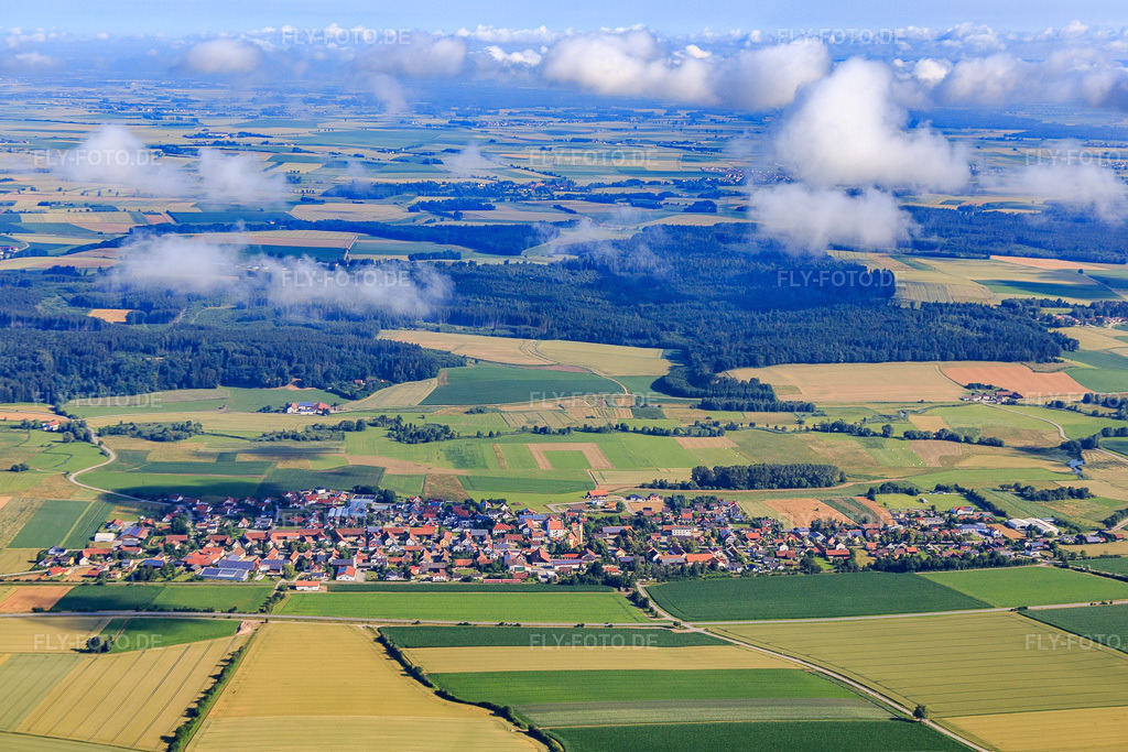 Luftbild: Ortsansicht von Süden im Ortsteil Sallach in Geiselhöring im Bundesland Bayern in Deutschland. Foto: IMG_090560.jpg vom 03.07.2016 durch Werner Riehm/FLY-FOTO.de