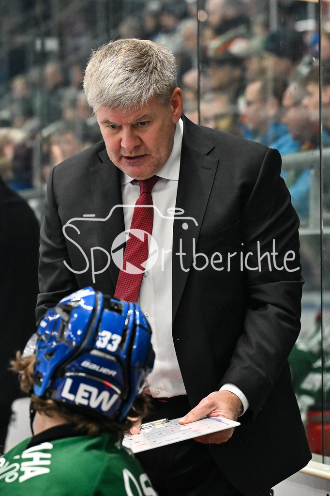 Augsburger Panther - Adler Mannheim | AUGSBURG, GERMANY - 28. DECEMBER: im Bild Bill PETERS Trainer Augsburger Panther / Einzelfoto / Freisteller während dem Match zwischen den Augsburger Panthern und den Adler Mannehim am 33. Spieltag der Penny DEL im Curt Frenzel Stadion