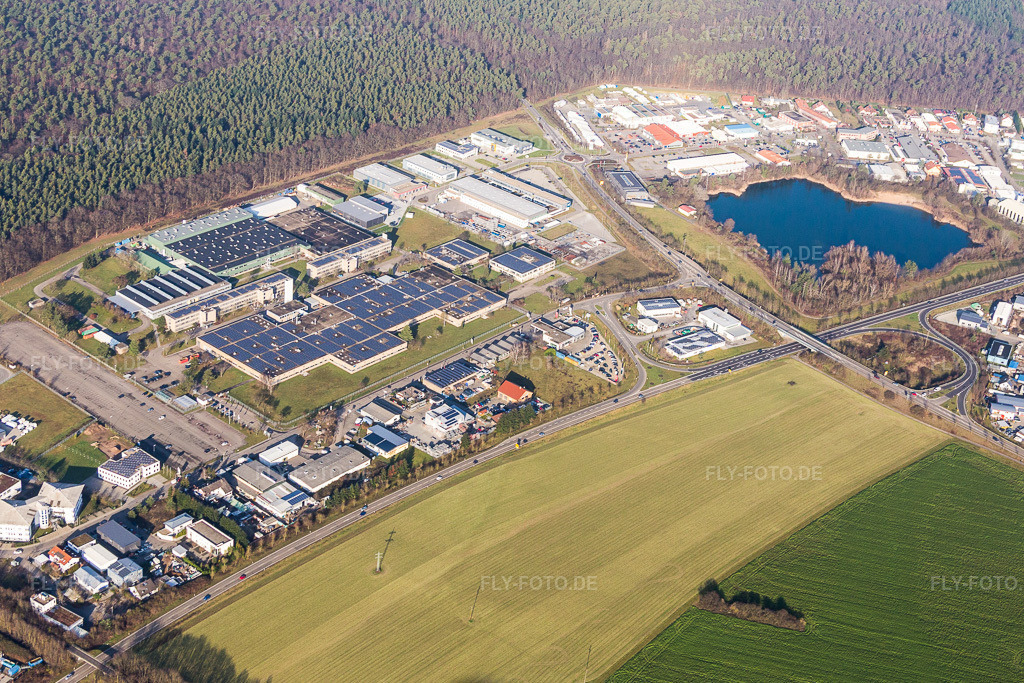 Luftbild: Industrie- und Gewerbegebiet mit IWK Verpackungstechnik GmbH im Ortsteil Blankenloch in Stutensee im Bundesland Baden-Württemberg in Deutschland. Foto: IMG_085305.jpg vom 19.12.2015 durch Werner Riehm/FLY-FOTO.de