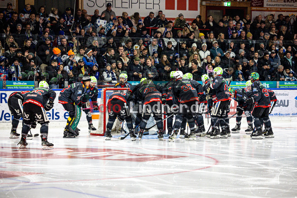 Peißenberg MINERS gegen HC Landsberg RIVER KINGS | Eishockey Bayernliga 2025/26 Vorrunde 4. Spieltag, Peißenberg MINERS gegen HC Landsberg RIVER KINGS, 20251024,Gruppe, Sammeln vor dem Tor, Fans im Hintergrund,2025-10-24 in Peißenberg (flatbuy Arena Peißenberg), Copyright: WolfgangxLindner www.foto-lindner.de
