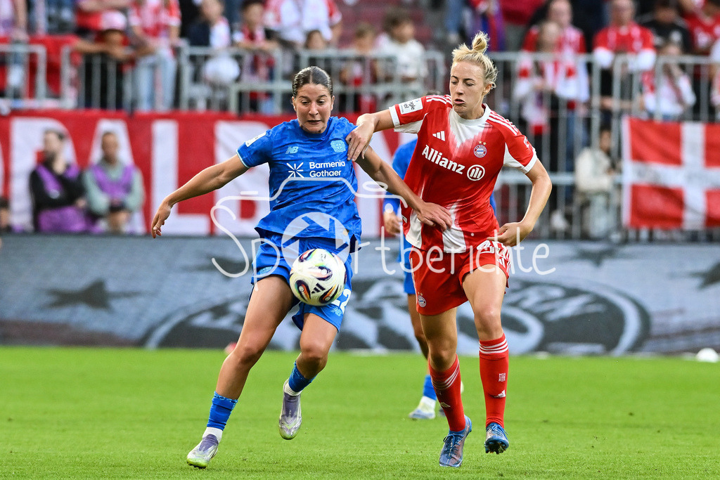 FC Bayern München - Bayer 04 Leverkusen | im Duell Ruby GRANT (Bayer Leverkusen Frauen 22) und Carolin SIMON (FC Bayern München Frauen #30) / Zweikampf / Google Pixel Frauen-Bundsliga: FC Bayern München - Bayer 04 Leverkusen; Allianz Arena am 06.09.2025