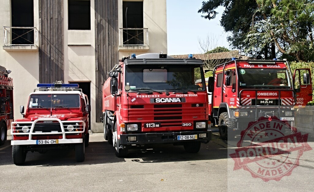 Portuguese fire trucks parked at Paço de Sousa fire station | Red fire trucks and a Land Rover Defender parked at a bombeiros fire station - Realisiert mit Pictrs.com