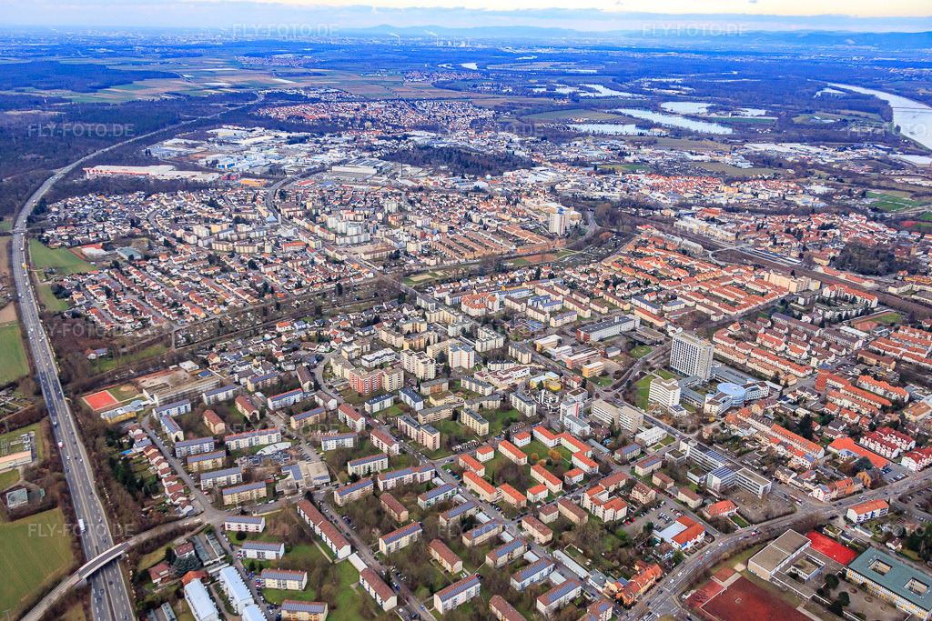 Luftbild: Stadtteil am Woogbach mit Heinrich-Heine-Straße in Speyer im Bundesland Rheinland-Pfalz in Deutschland. Foto: IMG_086142.jpg vom 12.02.2016 durch Werner Riehm/FLY-FOTO.de