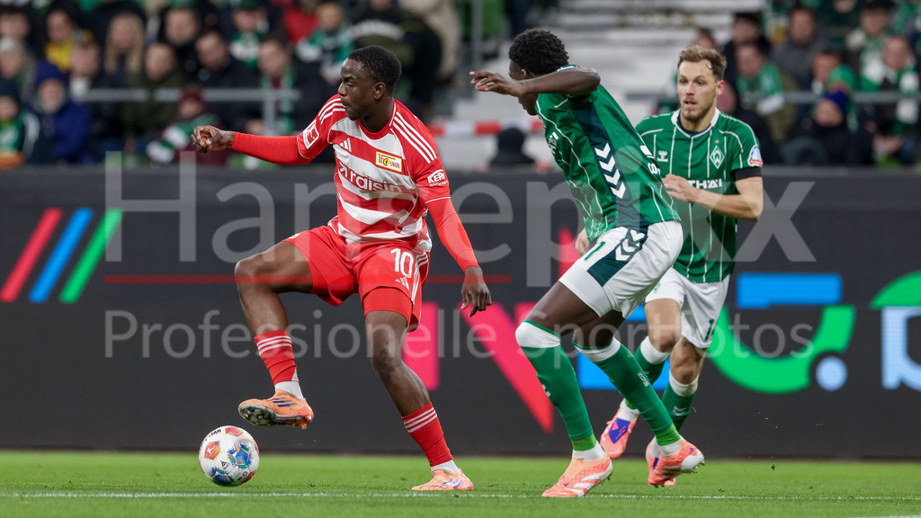 Fussball, Bundesliga, SV Werder Bremen - 1. FC Union Berlin | v.li.: Ilyas Ansah (1. FC Union Berlin, 10) und Karim Coulibaly (SV Werder Bremen, 31) im Zweikampf, Duell, Dynamik, Aktion, Action, Spielszene, DIE DFL-RICHTLINIEN UNTERSAGEN JEGLICHE NUTZUNG VON FOTOS ALS SEQUENZBILDER UND/ODER VIDEOÄHNLICHE FOTOSTRECKEN. DFL REGULATIONS PROHIBIT ANY USE OF PHOTOGRAPHS AS IMAGE SEQUENCES AND/OR QUASI-VIDEO.