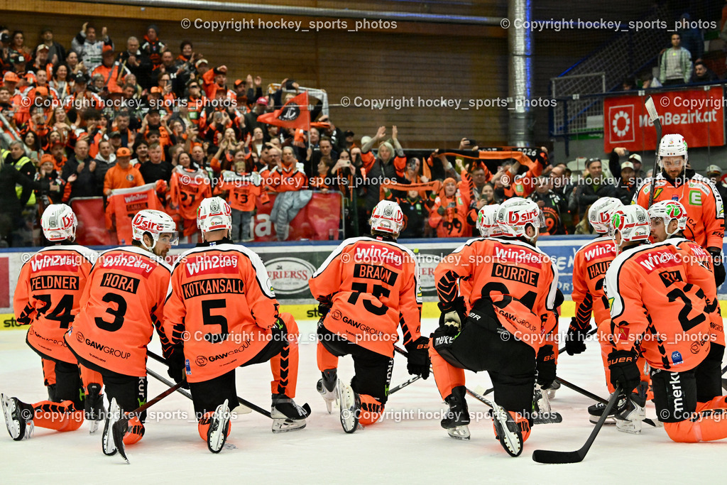 EC IDM WÄRMEPUMPEN VSV vs. MOSER MEDICAL GRAZ99ERS | Graz 99ers Fans feiern mit Mannschaft, EC IDM WÄRMEPUMPEN VSV vs. MOSER MEDICAL GRAZ99ERS, EC IDM WÄRMEPUMPEN VSV vs. MOSER MEDICAL GRAZ99ERS am 17.03.2026 in Villach (Stadthalle Villach), Austria, (Photo by Bernd Stefan)