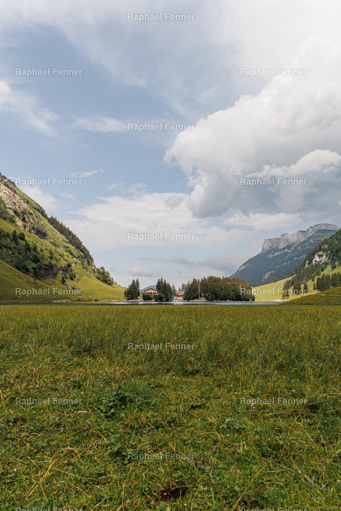 Seealpsee im Kanton Appenzell  | Erlebe eindrucksvolle Landschaftsfotografie aus dem Engadin und darüber hinaus. Raphael Fenner bietet zudem professionelle Fotoaufträge für Hochzeiten, Porträts und Unternehmen. Jetzt entdecken und inspirieren lassen!
