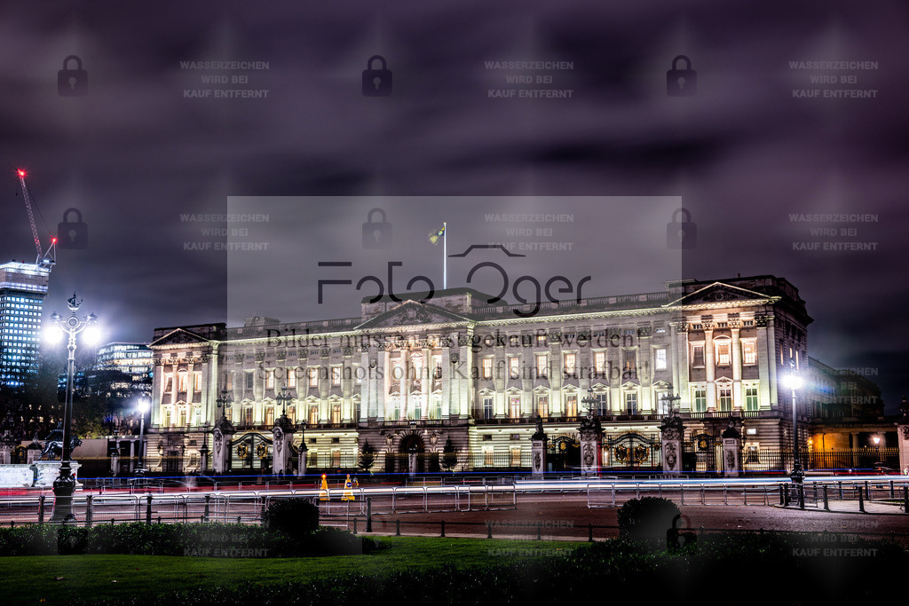 Buckingham Palace bei Nacht | Ein ikonischer Blick auf den Buckingham Palace, majestätisch erleuchtet unter einem dramatischen Nachthimmel.Die sanften Lichtspuren vorbeifahrender Autos fügen dem klassischen Motiv eine moderne Dynamik hinzu und unterstreichen den Kontrast zwischen Geschichte und Gegenwart im Herzen Londons. - Realisiert mit Pictrs.com