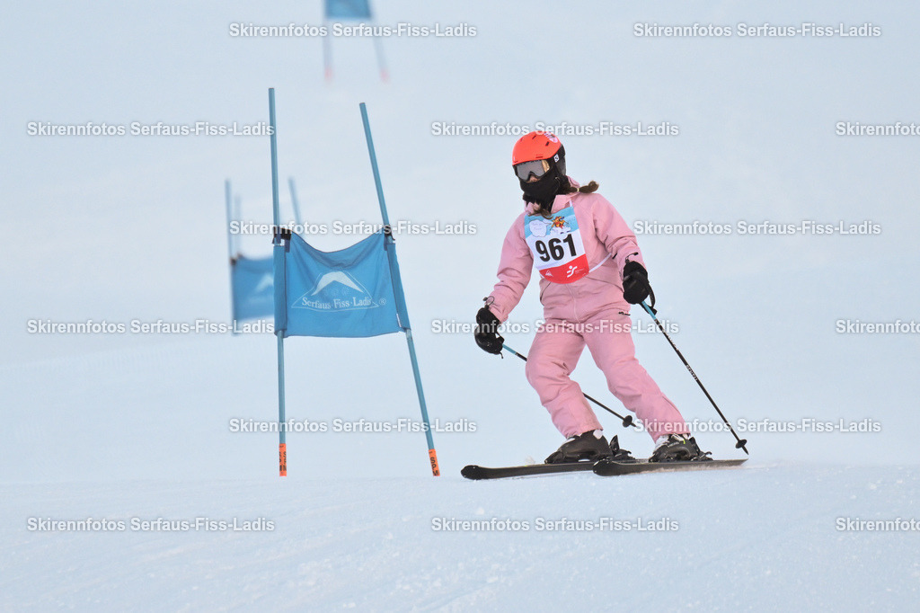SRF_25.12.2025_0102 | Skirennfotos,Serfaus,Fiss,Ladis,Kinderskirennen,Winter,Tirol,Oberland,skirace,SFL,feelfree,weil wir's genießen,ski,Ski,skifahren,Sonnenplateau, - Realisiert mit Pictrs.com
