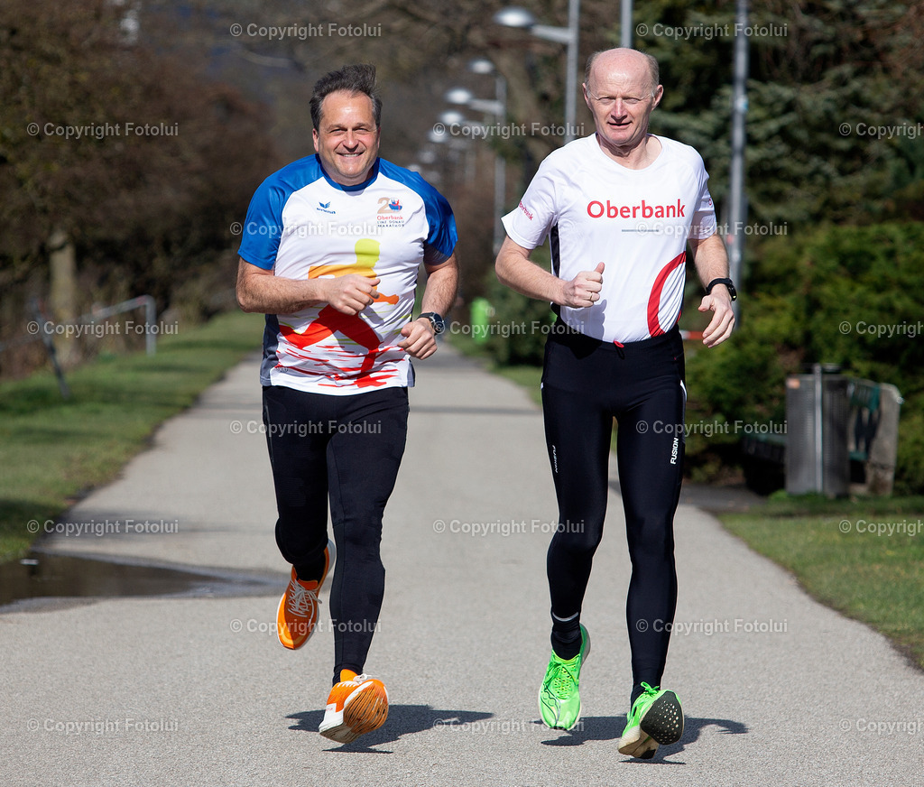 A_LUI_15032023_13 | 21,OBERBANK LINZ DONAU MARATHON 2023 LAUFTERMIN FOTO: V.L. DIETMAR KERSCHBAUM (BRUCKNERHAUS INTENDANT) UND DR.FRANZ GASSELSBERGER (GENERALDIREKTOR  OBERBANK)FOTO:FOTOLUI