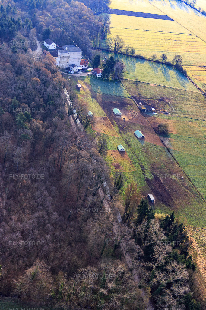 Luftbild: Mobeler Hühnerstall der Biohühnerfarm von Hofladen Stoltz an der Hardtmühle in Kandel im Bundesland Rheinland-Pfalz in Deutschland. Foto: IMG_076811.jpg vom 28.03.2015 durch Werner Riehm/FLY-FOTO.de