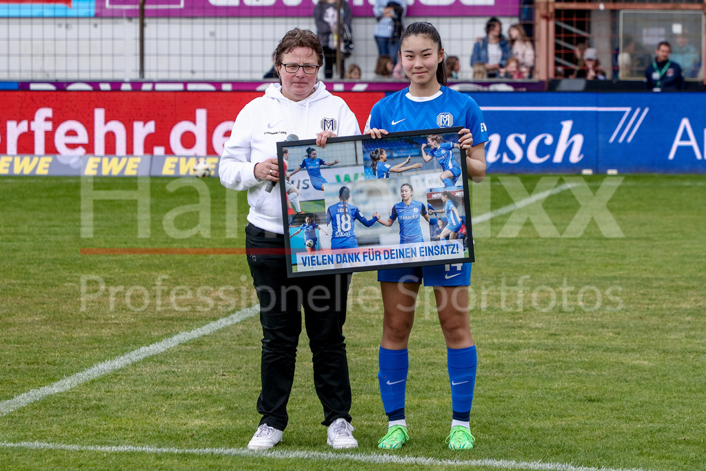 Fussball, 2. Frauen-Bundesliga, SV Meppen - Hamburger SV | v.li.: Maria Reisinger (Sportliche Leiterin, SV Meppen) und Akane Miyoshi (SV Meppen, 14) bei der Verabschiedung nach dem Spiel, Abschied aus dem Verein, DIE DFB-RICHTLINIEN UNTERSAGEN JEGLICHE NUTZUNG VON FOTOS ALS SEQUENZBILDER UND/ODER VIDEOÄHNLICHE FOTOSTRECKEN. DFB REGULATIONS PROHIBIT ANY USE OF PHOTOGRAPHS AS IMAGE SEQUENCES AND/OR QUASI-VIDEO.