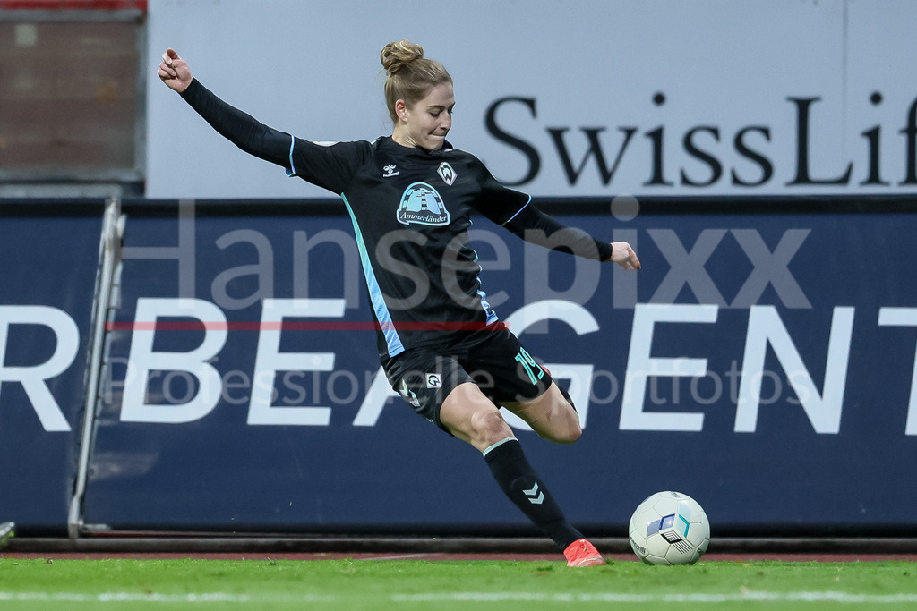 Fussball, DFB-Pokal Frauen, SC Fortuna Köln - SV Werder Bremen | v.li.: Saskia Matheis (SV Werder Bremen, 19) am Ball, Freisteller, Einzelbild, Ganzkörper, Aktion, Action, Spielszene, DIE DFB-RICHTLINIEN UNTERSAGEN JEGLICHE NUTZUNG VON FOTOS ALS SEQUENZBILDER UND/ODER VIDEOÄHNLICHE FOTOSTRECKEN. DFB REGULATIONS PROHIBIT ANY USE OF PHOTOGRAPHS AS IMAGE SEQUENCES AND/OR QUASI-VIDEO.