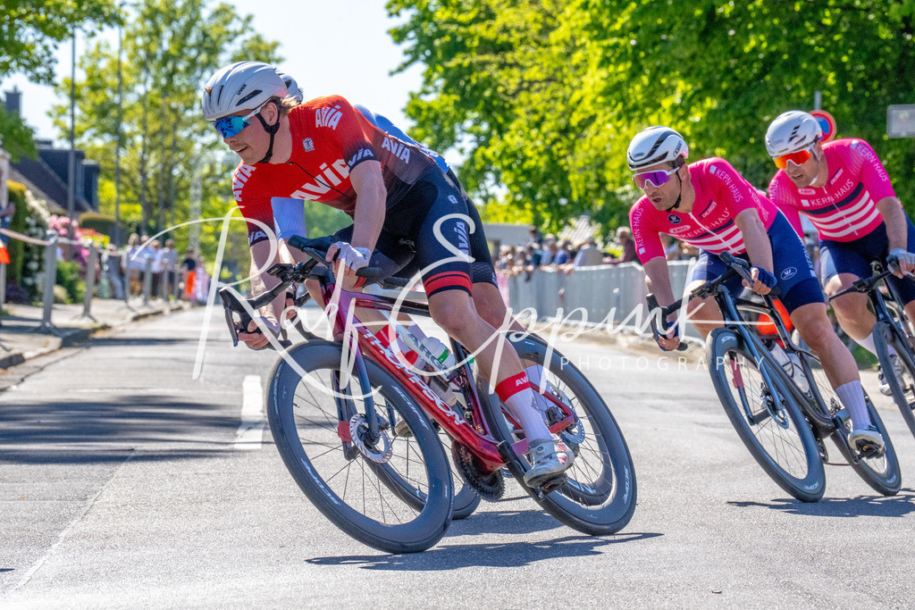 Spurt in den Mai 2026 - Großer Preis der Sparkasse Neuss | Annual one-day road cycling race "Großer Preis der Sparkasse Neuss" held in Büttgen, Germany, organized by VfR Büttgen 1912 e.V. The event features multiple races across all age categories from U11 youth to Elite men. - Realisiert mit Pictrs.com