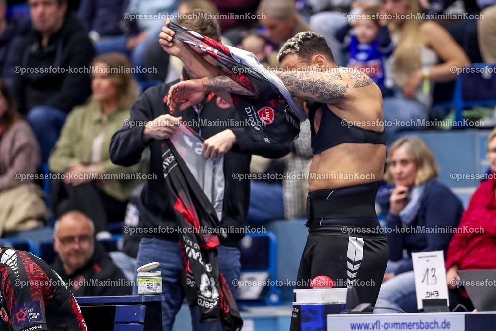 Gum25032501046 | 25.03.2025, Handball, European League - Play-Offs, VfL Gummersbach - MT Melsungen, Schwalbe-Arena: Trickotwechsel bei Rogerio Moraes (MT Melsungen #13) nachdem sein Trickot zerrissen wurde. Riss Loch Trickottausch Oberkörper