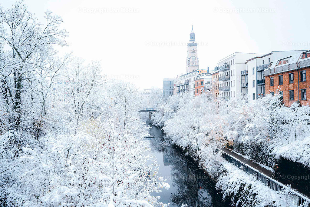 Karl-Heine-Kanal | Der Karl-Heine-Kanal ist einer der coolsten und atmosphärischsten Orte in Leipzig – perfekt für Urban Nature, Bootstouren, Spaziergänge, romantische Sonnenuntergänge und Szene-Vibes in Plagwitz/Lindenau. - Realisiert mit Pictrs.com