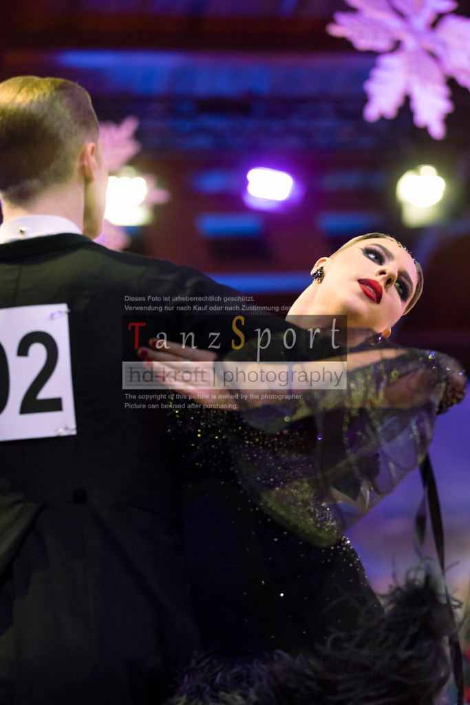 20241215_WDSF_Int_Open_Std-Riga-9178 | Tanzsportbilder, Standardtanz, Lateintanz, WDSF, DTV, LTVB, dancecomp, goc, hessen tanzt, blaues band der spree, walzer, tango, wiener walzer, slowfox, quickstepp, samba, rumba, cha-cha-cha, paso doble. jive, hd-kroft photography, turniertanzsport