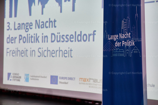 Lange Nacht der Politik/VHS Düsseldorf /Rheinische Post-NGZ | High End Portraits. Einzelportrait Paarportrait Gruppenportrait Künstlerportrait Bandportzait Bühnenfotografie Fashion Lifestyle Urbanlife  - Realisiert mit Pictrs.com