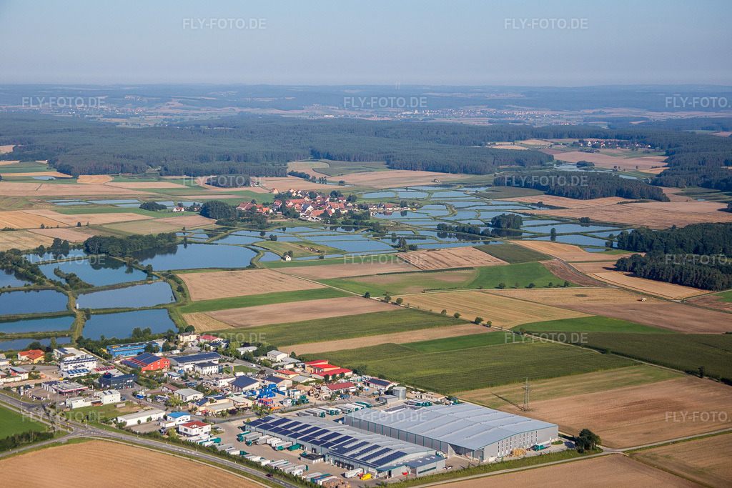 Luftbild: Gewerbegebiet und Firmenansiedlung mit Ludwig Peetz, Spedition und Lagerung GmbH & Co. KG in Weisendorf im Bundesland Bayern in Deutschland. Foto: IMG_092671.jpg vom 07.08.2016 durch Werner Riehm/FLY-FOTO.de