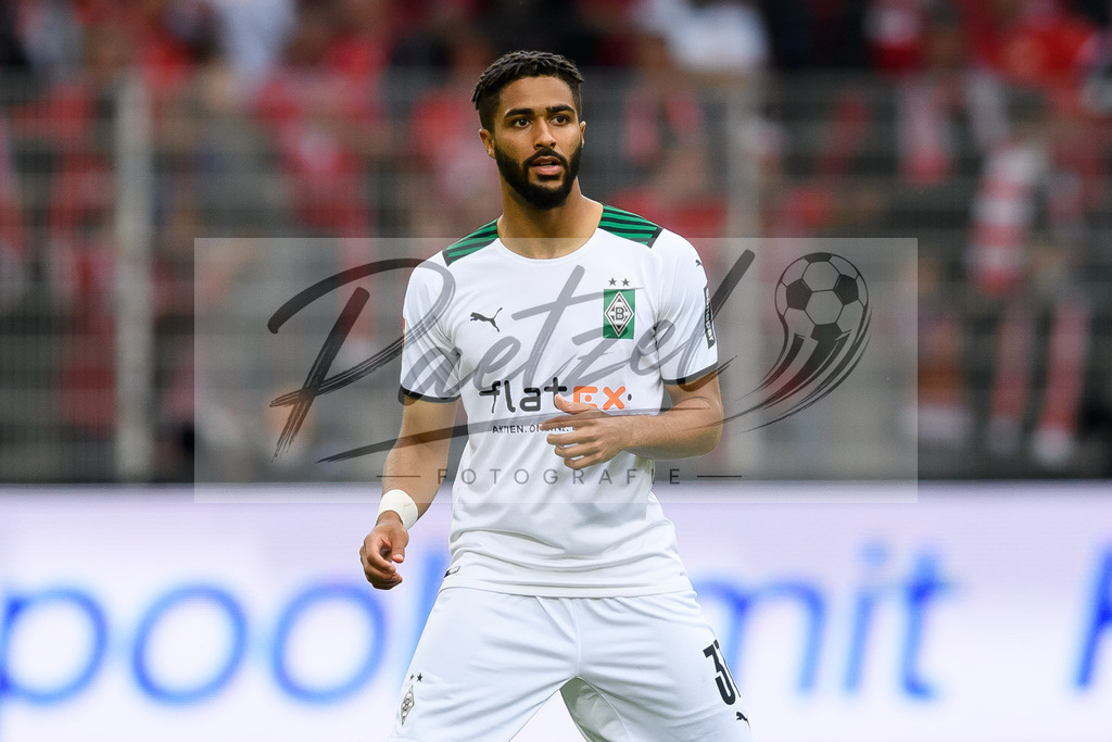 FCUBMG20210829_222 | Fussball, Herren: Keanan Bennetts (Borussia Moenchengladbach) schaut beim Spiel der 1. Bundesliga zwischen 1. FC Union Berlin und Borussia Moenchengladbach im Stadion An der Alten Foersterei am 29.08.2021 in Berlin, Deutschland. - Realisiert mit Pictrs.com