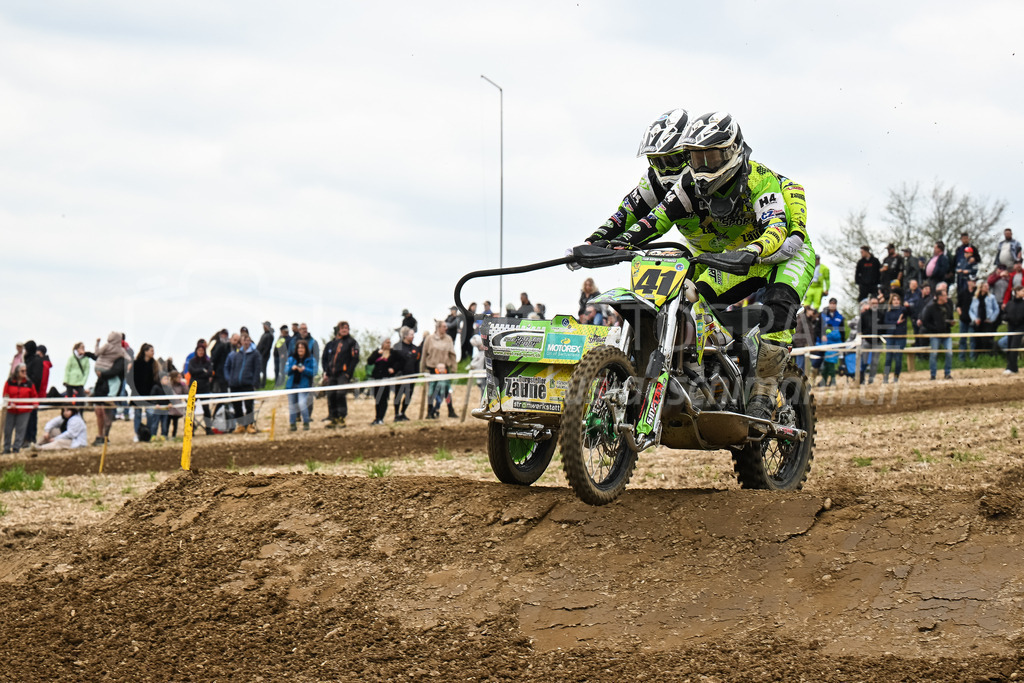 Motocross Schlatt bei Winterthur - 30. April 2023 | #41 Hofmann Fabian / Strauss Marius aus Elgg (CH) auf VMC Zabel in der Kategorie Seitenwagen am Motocross Schlatt bei Winterthur, 30. April 2023. 
Instagram: @mx_schlatt | @mc_wila | @sam_schweiz
Bild: Sportfotografie Markus Aeschimann | www.markus-aeschimann.ch - Realisiert mit Pictrs.com
