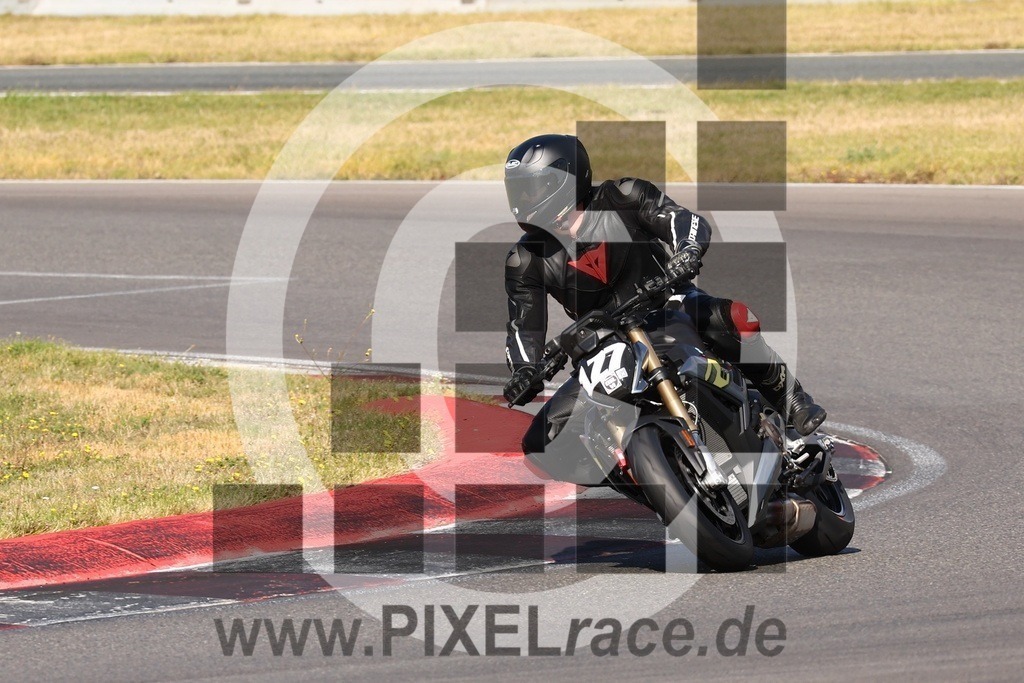 0127-20240914_05837 | Schöne Erinnerungen an spannende Momente - das festzuhalten ist unser Job. PIXELrace.de ist seit 2003 auf den Rennstrecken Europas unterwegs um die Action draußen beim Fahren und die wunderbare Stimmung imm Fahrerlager für euch einzufangen.