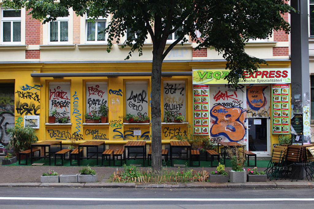 Connewitz - Vegan Express | Entdecke über 20 Kategorien Leipzig-Motive: Foto-Downloads, hochwertige Poster, Leinwand- & Fine-Art-Prints. Jetzt Lieblingsfoto im Bildlexikon Leipzig Shop bestellen!
