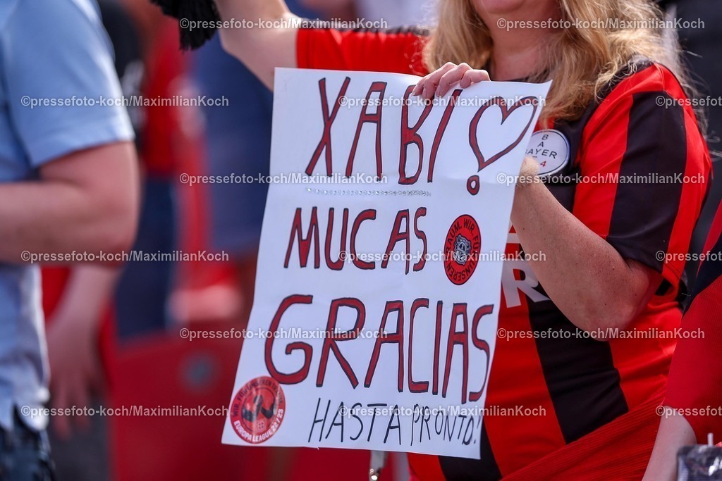 B0411052503361 | 11.05.2025, Fußball, Bayer 04 Leverkusen - Borussia Dortmund, 1. Fußball Bundesliga, 33. Spieltag, BayArena, Saison 2024 2025: Feature Banner Verabschiedung Cheftrainer Xabi Alonso (Bayer 04 Leverkusen Trainer) Danke für Alles Schriftzug DFB regulations prohibit any use of photographs as image sequences and or quasi-video.