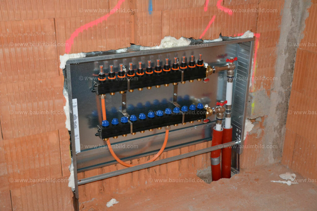 bib-lg16-heizung-0002 | Nach LV-Leistungsgruppen sortierte Detailfotos über den Bau eines Hauses. Alle Hausbau-Bilder direkt vom Urheber und Autor der Website Haus-Selber-Bauen.com