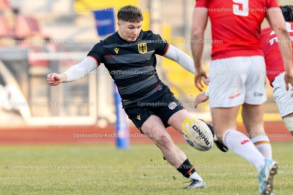 YDR1602250101027 | 16.02.2025, xydrx, Rugby Europe Championship, Deutschland - Belgien, 15er Männer, Auestadion Kassel: Michael McDonald (Deutschland #9) kickt den Ball
