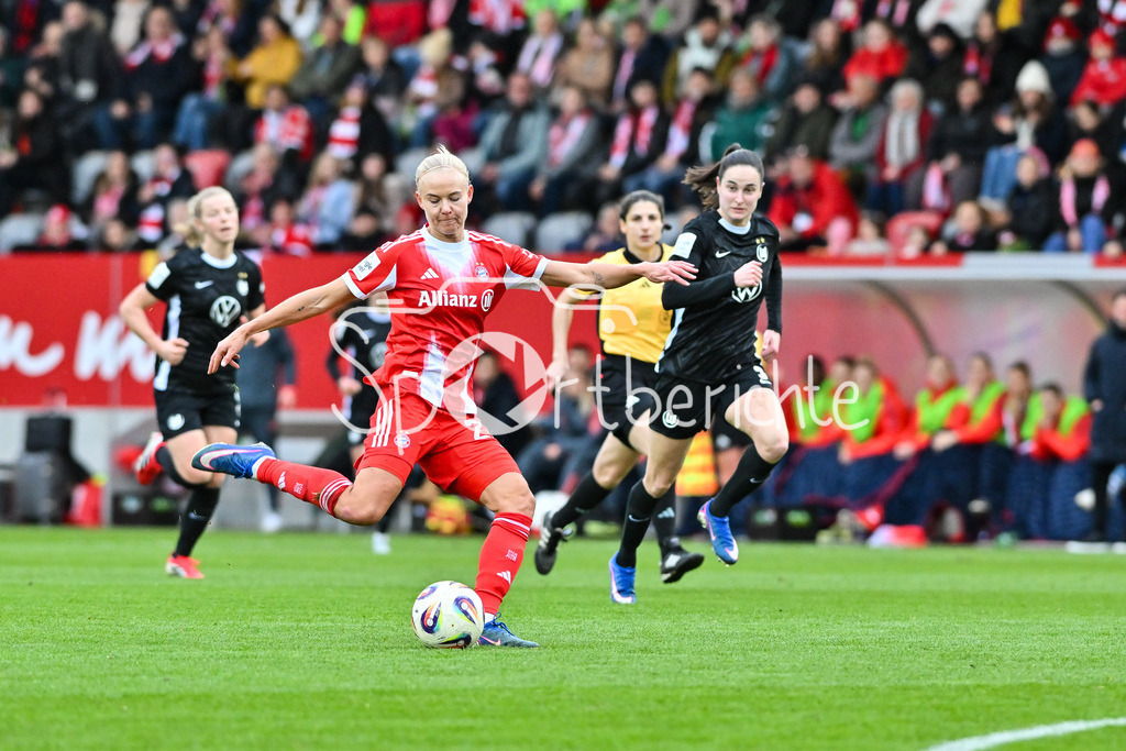 FC Bayern München - VfL Wolfsburg | MUNICH, GERMANY - 22. FEBRUARY: am Ball Pernille HARDER (FC Bayern Munich 21) während dem Spiel zwischen den Frauen des FC Bayern München und den Frauen des VfL Wolfsburg am 19. Spieltag der Google Pixel Frauen-Bundesliga am FC Bayern Campus