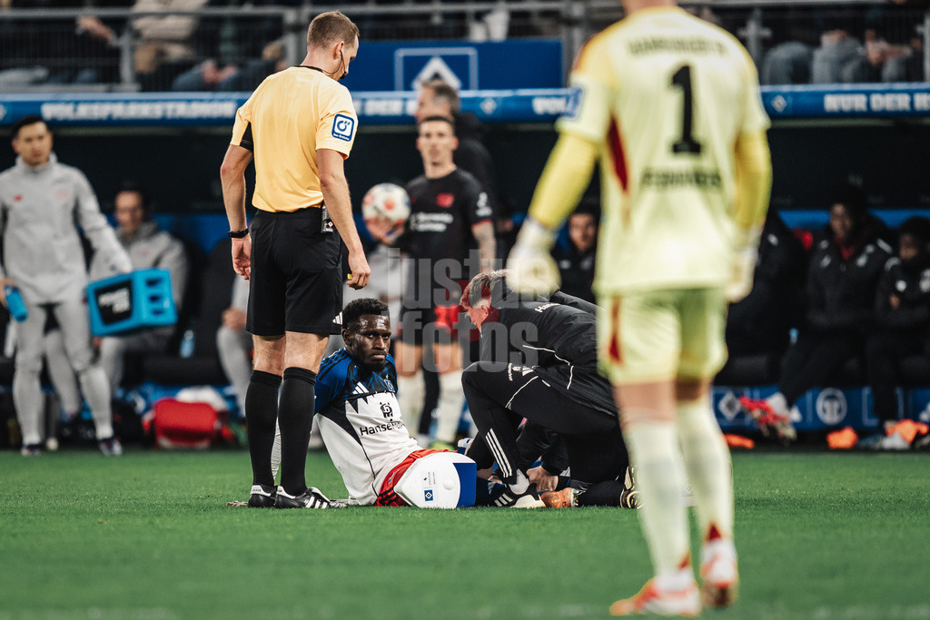 Fußball | Männer | Saison 2025/2026 | 1. Fußball-Bundesliga | 17. Spieltag | Hamburger SV vs. Bayer 04 Leverkusen | 04.03.2026 | Bakery Jatta (#18, HSV) wird verletzt behandelt und ausgewechselt