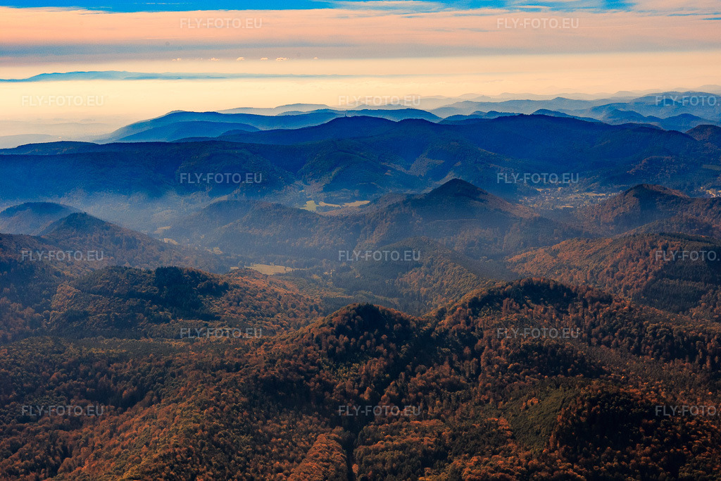 Vue aérienne: Vue de la région du Wasgau depuis le nord à Niedersteinbach dans le département Bas Rhin, France – .Photo: IMG_095099.jpg prise le 16/10/2016 par Werner Riehm/FLY-FOTO.eu – Résolution de l'original: 5472 x 3648 px