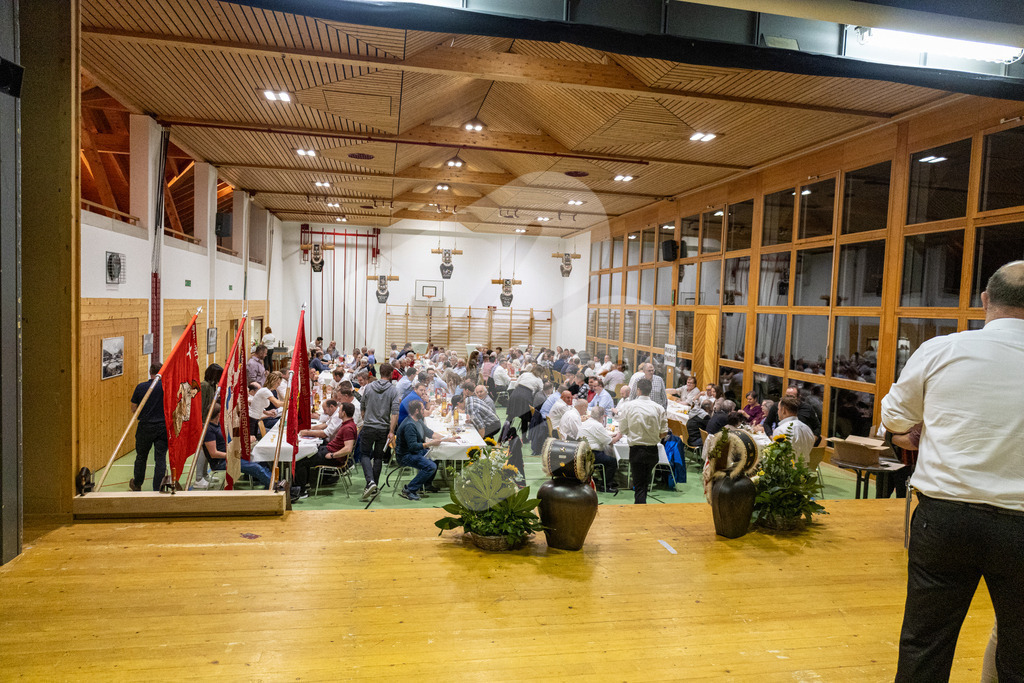 SKE100J_4986 | Die Schwinger des Schwyzer Kantonalen Schwingerverbandes: Fotos, die Dynamik und Leidenschaft festhalten, sowie emotionale Momente aus dem traditionellen Schwingsport zeigen. - Realisiert mit Pictrs.com