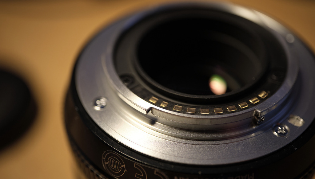 Ansicht eines Objektiv Rückteils mit Kontakten | Wien, Austria - January 11, 2022: Ansicht eines Objektiv Rückteils mit Kontakten- - Realisiert mit Pictrs.com