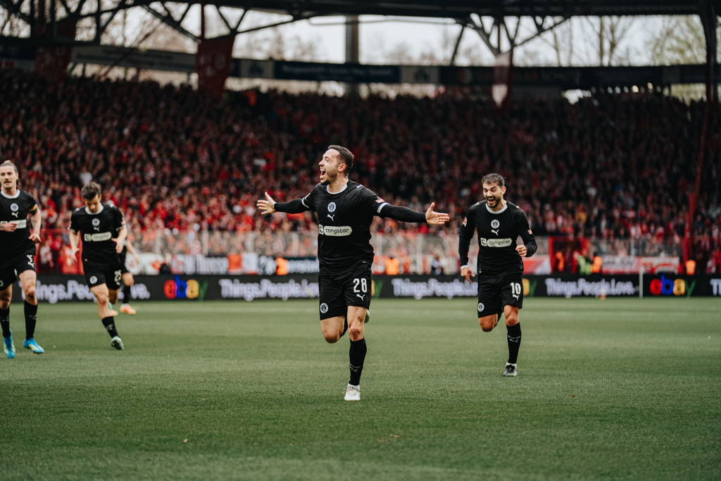 FCS08675 | Der offizielle Shop für FC St. Pauli Fotos. Wähle aus Spielszenen & Fanmomenten dein FCSP Wunschformat. Wir liefern Millerntor-Atmosphäre.