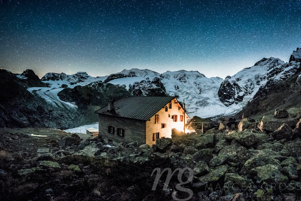 home for a night | night capture of the Boval Hut of the Swiss Alpine Club SAC in Val Morteratsch, Engadin - Realisiert mit Pictrs.com