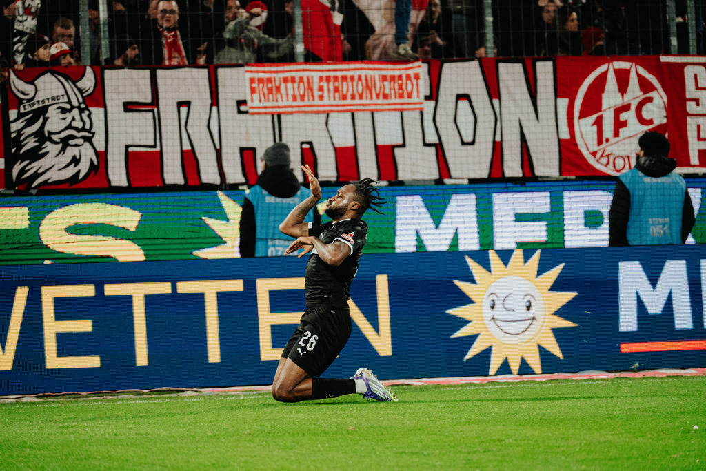 _STP9169 | Der offizielle Shop für FC St. Pauli Fotos. Wähle aus Spielszenen & Fanmomenten dein FCSP Wunschformat. Wir liefern Millerntor-Atmosphäre.