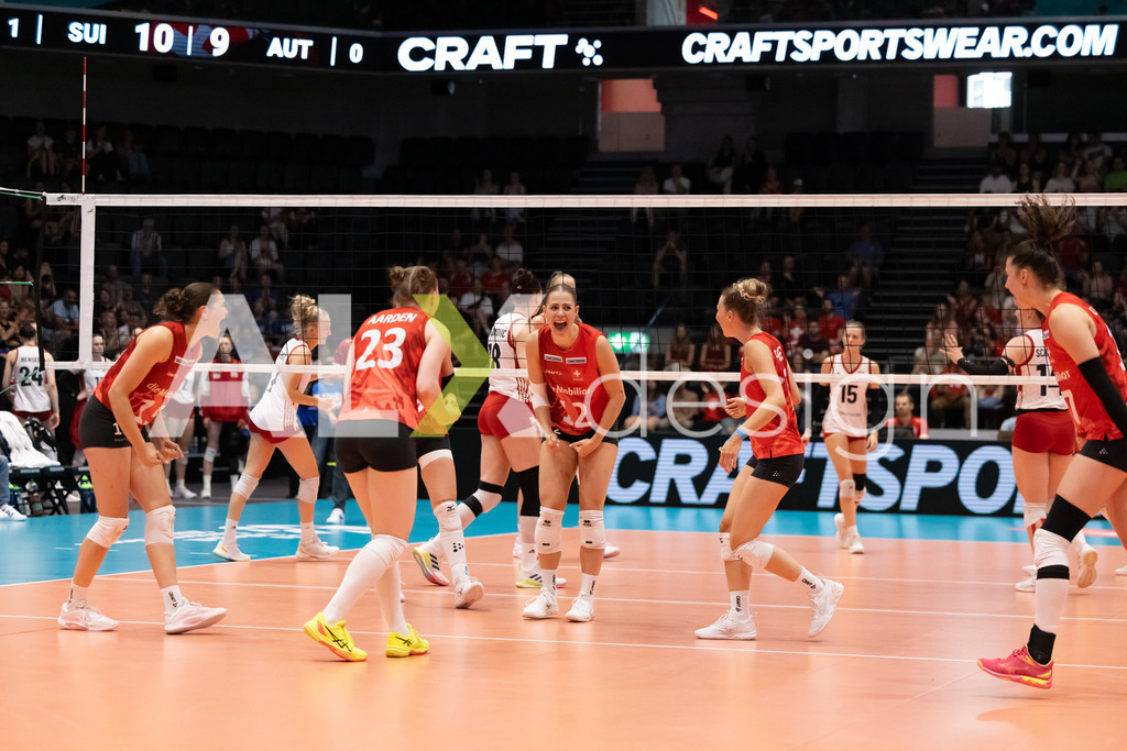 Austria v Switzerland - CEV European League Women | KRIENS, SWITZERLAND - JUNE 14: FABIANA BRANCA of Switzerland, MÉLINE PIERRET of Switzerland, ALIX DE MICHELI of Switzerland and MERET AARDEN of Switzerland celebrating during the CEV European League match between Austria and Switzerland at Pilatus Arena on June 14, 2026 in Kriens, Switzerland. - Realisiert mit Pictrs.com