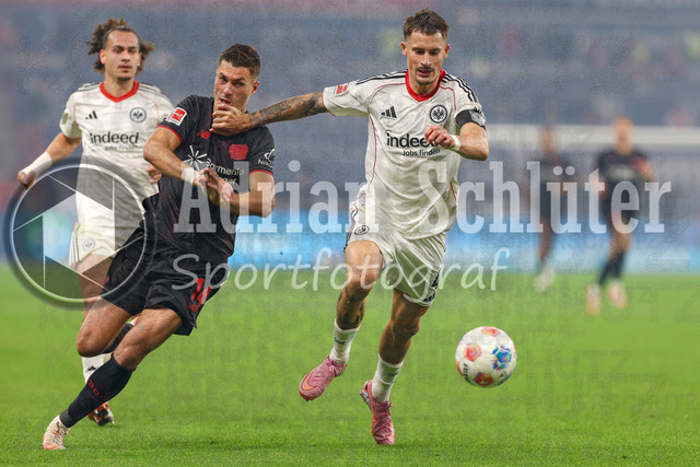 Bayer 04 Leverkusen vs Eintracht Frankfurt - Bundesliga  | Leverkusen, Deutschland, 12.09.25:   Patrick Schick (Bayer 04 Leverkusen) und Robin Koch (Eintracht Frankfurt) im Kampf um den Ball waehrend des Spiels der Bundesliga zwischen  Bayer 04 Leverkusen vs Eintracht Frankfurt in der BayArena(Foto von Brauer-Fotoagentur / Adrian Schlueter)