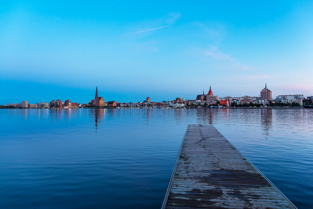 Blick über die Warnow auf die Hansestadt Rostock am Abend | Blick über die Warnow auf die Hansestadt Rostock am Abend.