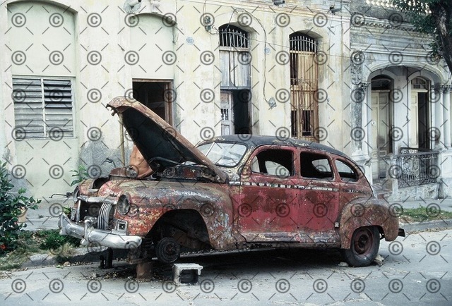 RGE-0037 | Ein Oldtimer abgestellt auf einer  Straße in Santiago de Cuba.    Fotograf: Ralf Gebhardt - Realisiert mit Pictrs.com