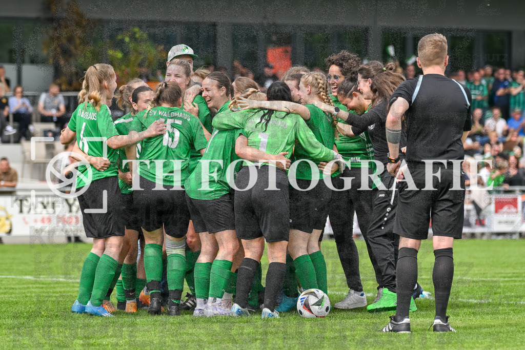 GER, FC Hauingen - SV Waldhaus, Frauen-Fussball, Rothaus Bezirkpokal, Finale, Saison 2024/2025, 29.05.2025 | Team SV Waldhaus freut sich ueber den Sieg und den Gewinn des Bezirkspokals.GER, FC Hauingen - SV Waldhaus, Frauen-Fussball, Rothaus Bezirkpokal, Finale, Saison 2024/2025, 29.05.2025Foto: TH Fotografie/Thomas Hess