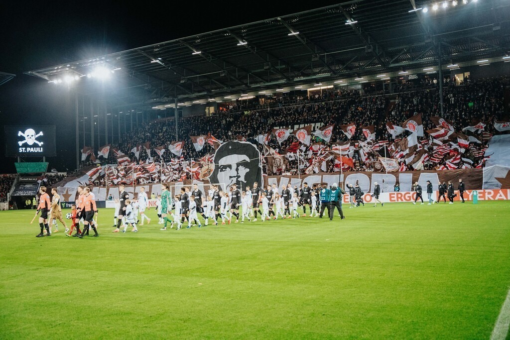 FCP08825 | Der offizielle Shop für FC St. Pauli Fotos. Wähle aus Spielszenen & Fanmomenten dein FCSP Wunschformat. Wir liefern Millerntor-Atmosphäre.