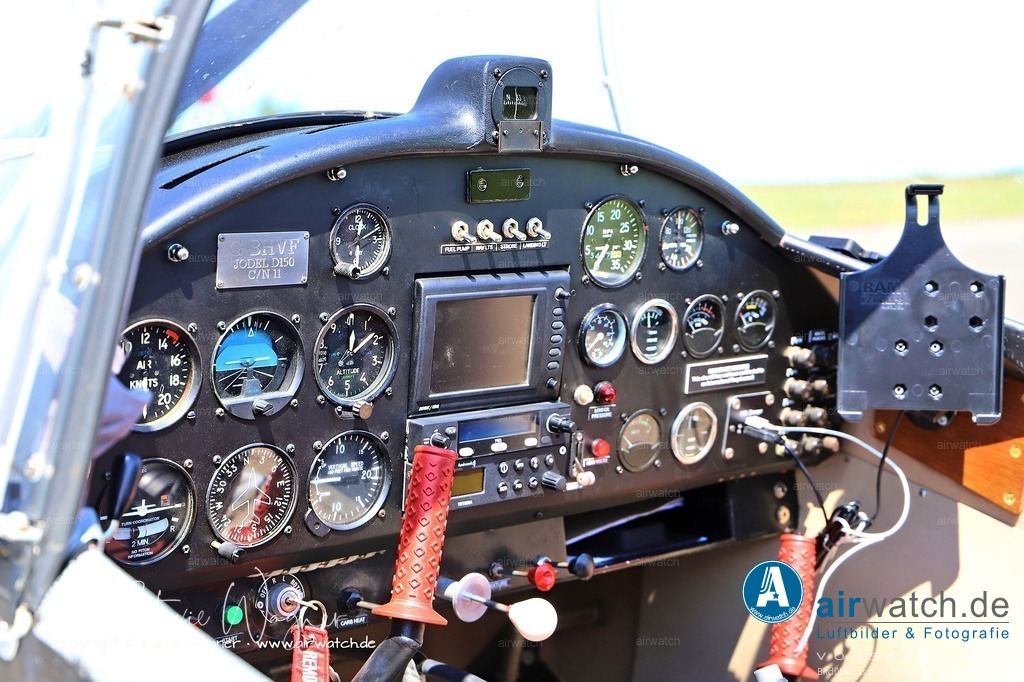 Jodel DR1050M - Flugplatz Husum - Grundlegende Cockpit-Layout und Instrumentierung | Grundlegende Cockpit-Layout und Instrumentierung - Das Cockpit bietet Platz für einen Piloten und zwei Passagiere (2+1-Besetzung). - Die Instrumentierung ist klassisch analog und übersichtlich angeordnet. - Serienmäßig wurden folgende Instrumente verbaut:  - Motorinstrumente: Drehzahlmesser, Öldruck-, Öltemperatur- und Zündstrommesser (bei Magnetos) - Fluginstrumente: Höhenmesser, Variometer, Kurskreisel, Kompass, Fahrtmesser - Kraftstoffanzeige: Mechanische oder elektrische Anzeige für die beiden 55-Liter-Tanks (vorne und hinten) - Die Steuerung erfolgt über klassische Seilzüge für Quer-, Höhen- und Seitenruder.