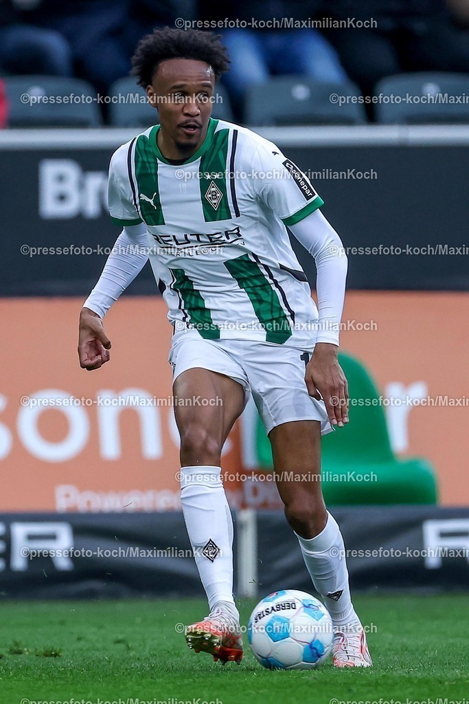 BMG21022502147 | 22.02.2025, Fußball, Borussia Mönchengladbach - FC Augsburg, 1. Fußball Bundesliga, Borussia-Park, Saison 2024 2025: Nathan Ngoumou (Mönchengl. #19)DFB regulations prohibit any use of photographs as image sequences and or quasi-video.